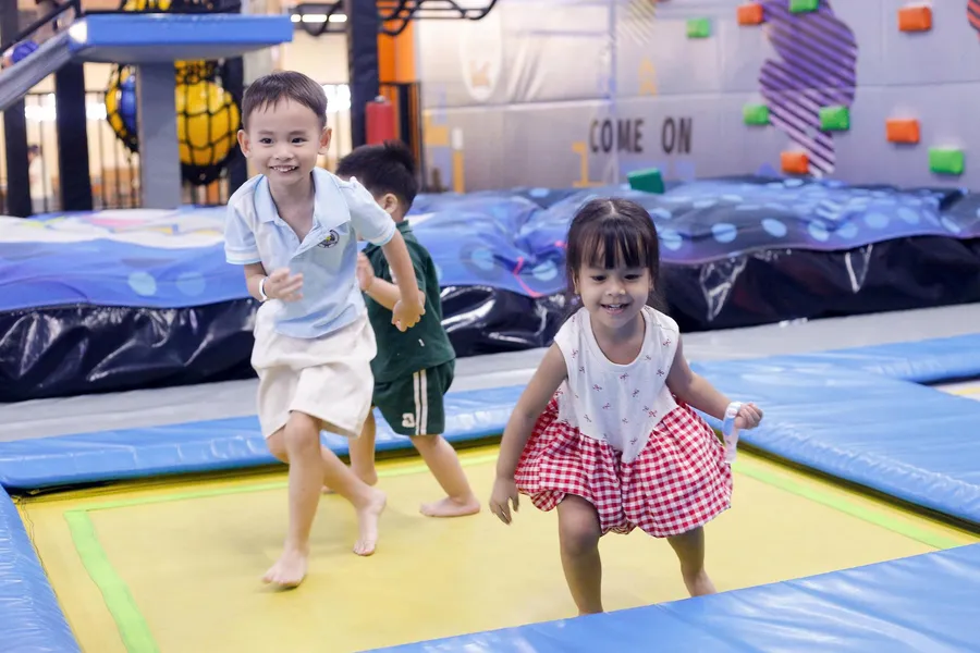 Các bé nô đùa ở khu vận động nhún nhảy