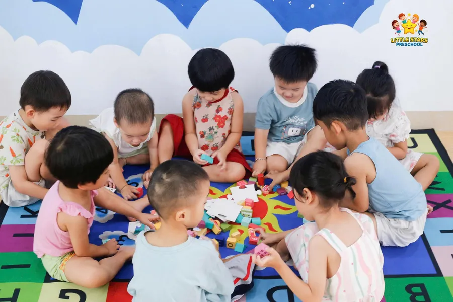 Nhóm bé cùng xếp hình khối trên thảm học