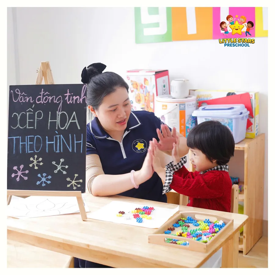 Bé luyện vận động tinh, xếp hoa theo hình cùng cô giáo