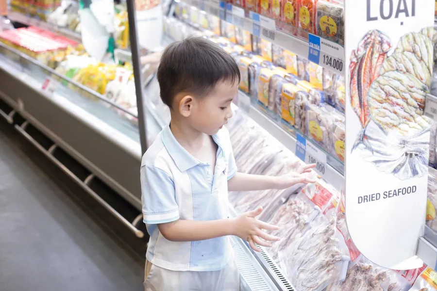 Bé trải nghiệm đi siêu thị, khám phá gian hàng